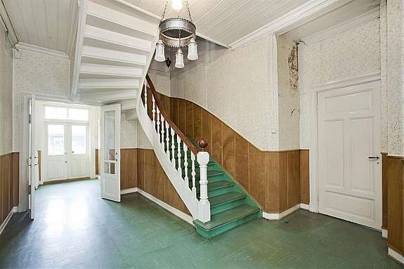 Hall med trapp opp til 2. etasje Galleribilde