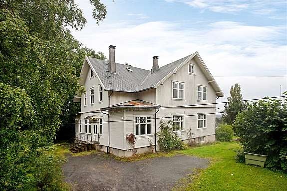 Fasade med inngangsparti til venstre Galleribilde