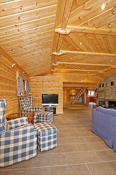 Stor stue med spotlights i tak. Barløsning mellom stue og kjøkken. Meget stor peis i naturstein. Galleribilde