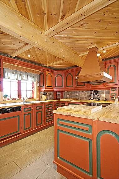 Stor kjøkkeninnredning med god skap og benkeplass. Profilerte fronter. Integrerte hvitevarer og barløsning mot spiseplass. Galleribilde