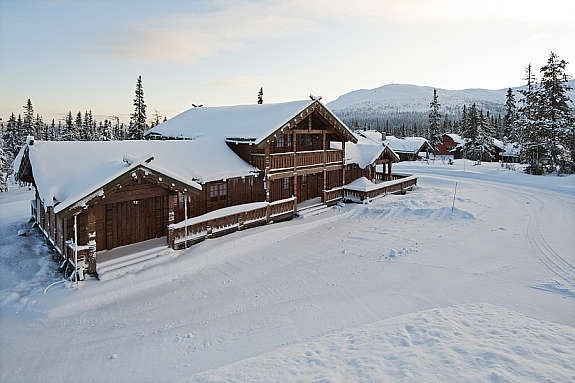 Hytta ligger i meget attraktive omgivelser på Fageråsen. Ski inn/out til alpintanlegget som er norges største i sitt slag. Her finnes mange nedfarter av forskjellig vanskelighetsgrad. Galleribilde