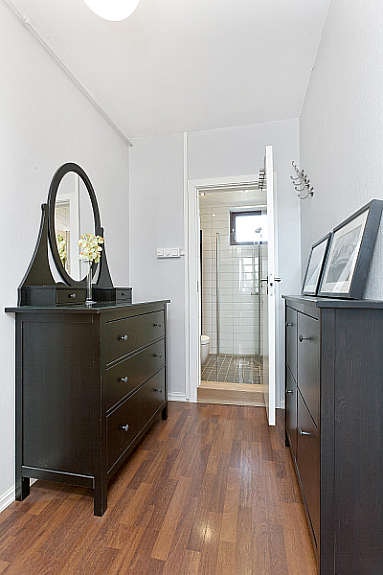 Romslig entre med skoskap. Galleribilde