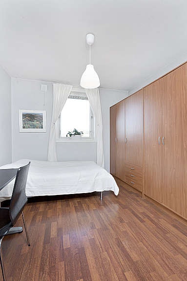 Romslig soverom med god skapplass. Galleribilde