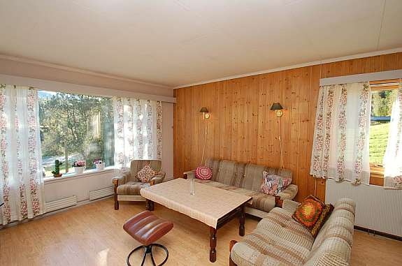 Stue med vinduer mot sør og vest Galleribilde