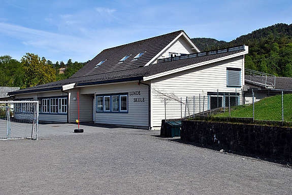 Barneskulen ligg berre fem minutt til fots frå byggefeltet. Galleribilde