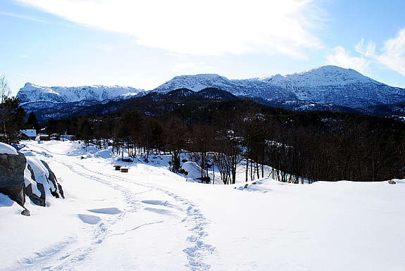 Tysnessåto tronar over bygda. Her sett frå byggjefeltet. Galleribilde