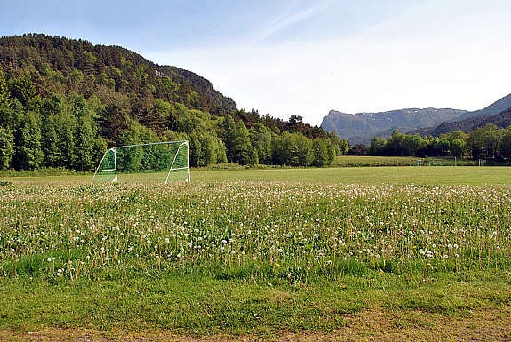 I utkanten av byggjefeltet finn me idrettsplassen. Galleribilde