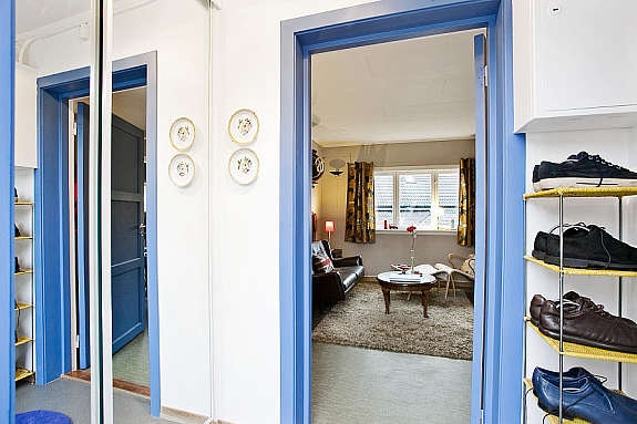 Den lille entrèen rommer plass til skohylle, og garderobe bak speildørene. Galleribilde