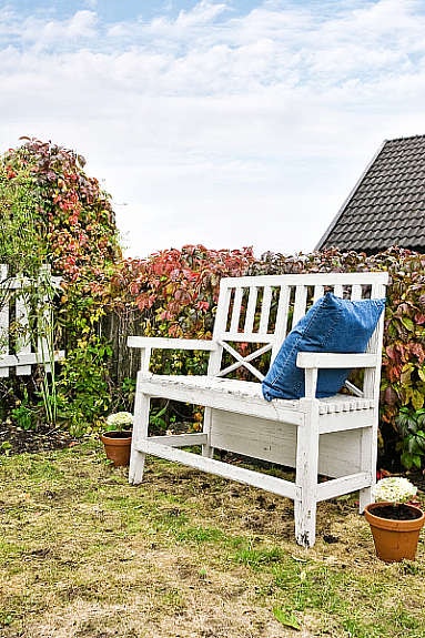 Bilde fra hagen bak huset. Den er usjernert og sjarmerende. Det er sol fra morgen til kveld. Galleribilde