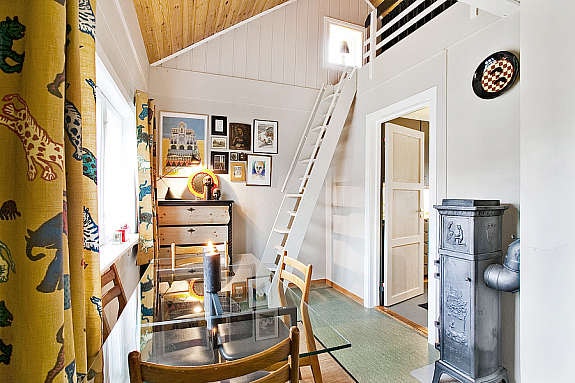 Mellom kjøkken og stue har man spisestue med trappestige til åpen hems. Mønetaket gir rommet en luftig følelse. Galleribilde