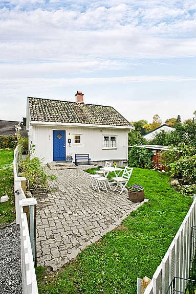 Foran huset er det lagt beleggningssten. Dette er en hyggelig og solrik uteplass. Galleribilde