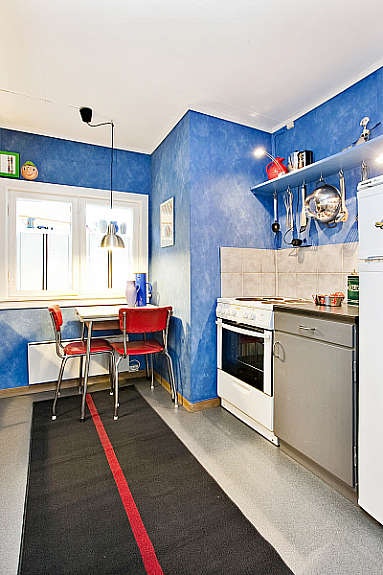 Åpen hylle med kroker til redskaper over komfyren. Galleribilde