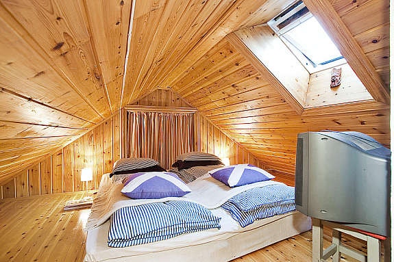 Hemsen brukes som soverom, og frigjør dermed areal i første etasje til annen bruk. Bak sengen har man et lite kott. Hemsen rommer i tillegg en liten nisje til oppbevaring av klær. Galleribilde