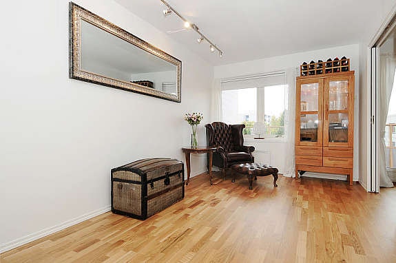 Soverom med skyvedører mot stuen Galleribilde