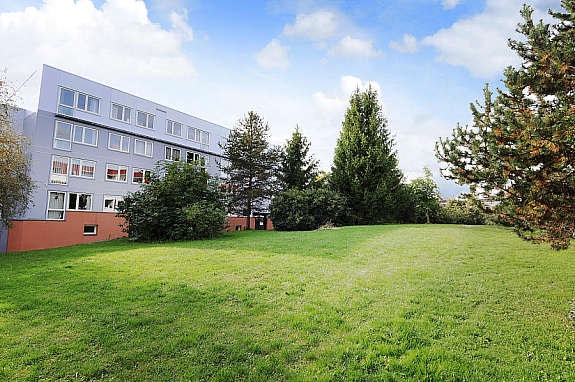 Store grøntarealer foran bygget Galleribilde