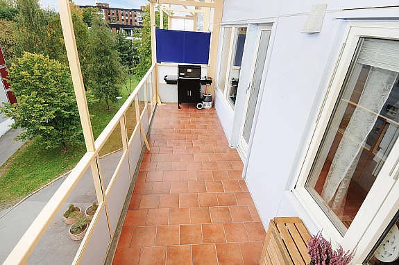 Flislagt balkong med ettermiddags og kveldssol Galleribilde