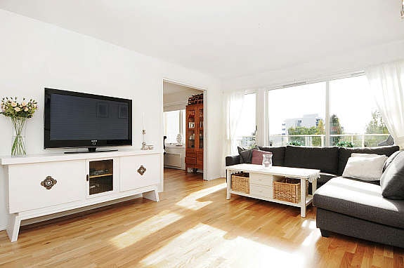 Stue med store vindusflater Galleribilde