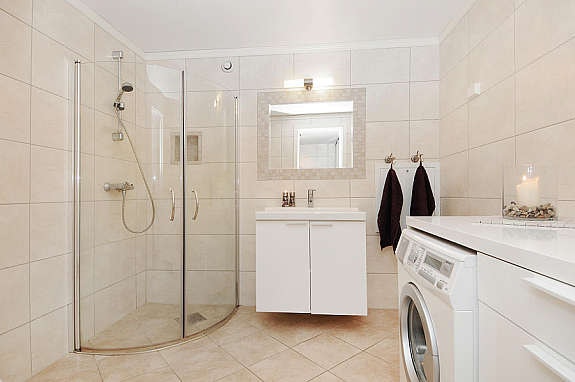 Lekkert og romslig bad Galleribilde