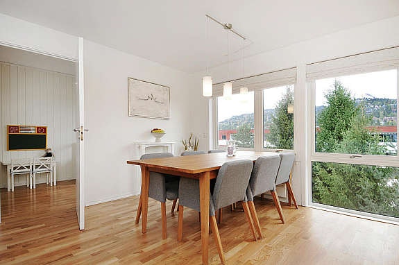 Det er god plass til langbord på kjøkkenet Galleribilde