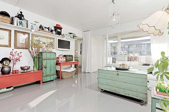 I denne leiligheten har man hentet frem de beste kvalitetene ved boligen gjennom å reflektere lyset i det blanke gulvet. Eieren har utnyttet den funksjonelle planløsningen til å gi et personlig og varmt preg. Galleribilde