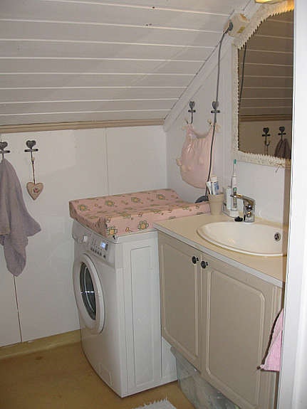 Dusj og bad, bathroom and washing machine Galleribilde