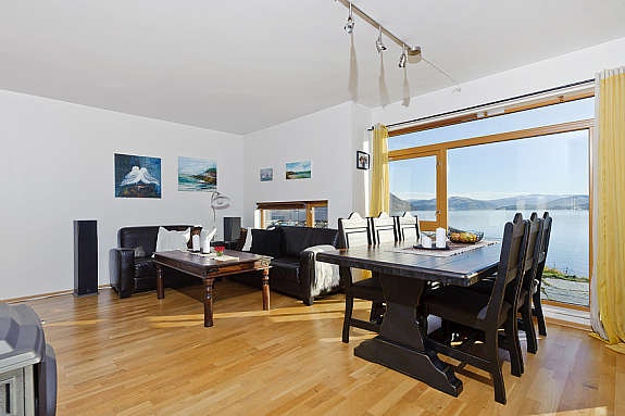 Lys og romslig stue med en nydelig sjøutsikt. Galleribilde