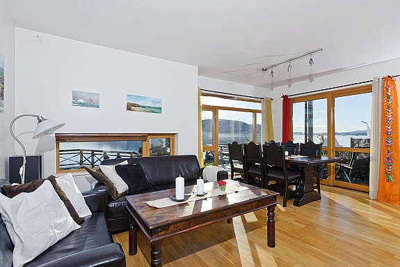 Her kan en se utgang til terrasse og hage. Galleribilde