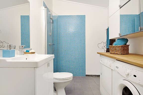 Lekkert baderom med varmekabler. Hvitevarer følger leiligheten ved salg. Galleribilde