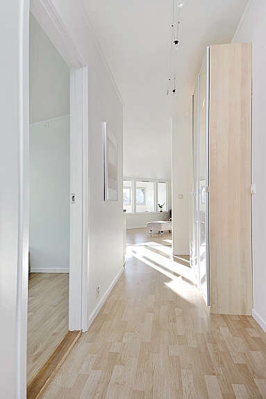 Romslig entrè med god plass til oppbevaring av yttertøy og sko. Galleribilde