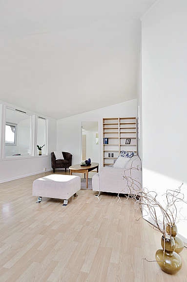 De store vindusflatene i stuen slipper inn masse lys og gir en god atmosfære. Galleribilde