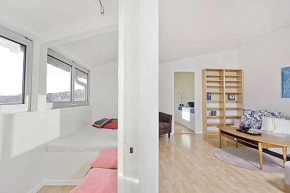 Fra stuen er det utgang til vinterhave med god utsikt over Alexander Kiellands plass og med sjøgløtt. Galleribilde