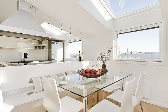 Kjøkkenet har åpen løsning mot stue som gir deg en god romfølelse. Den plassbygde (innebygde) benken på kjøkkenet gjør det enkelt å ha mange til bords. Galleribilde