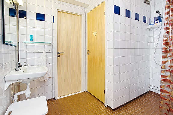 Bad og separat wc Galleribilde