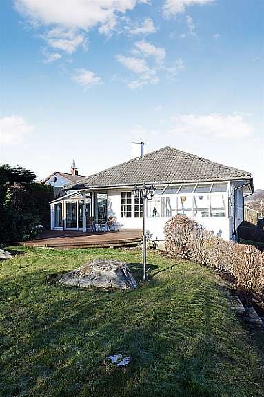 Pent opparbeidet hage med solrik terrasse og vinterhage Galleribilde