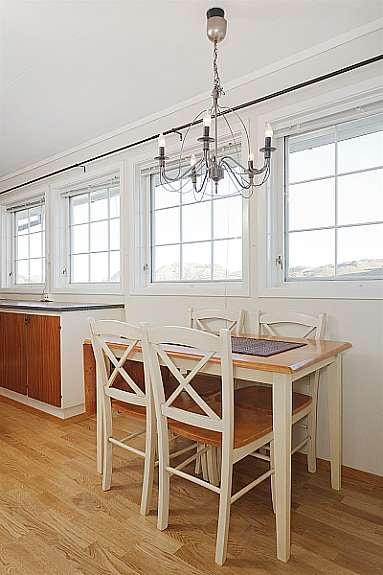 Store vinduer på kjøkken med fin utsikt Galleribilde