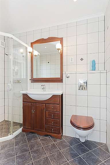 Badet i 2.etasje er nylig oppgradert med fliser på gulv og vegger og vegghengt toalett. Galleribilde