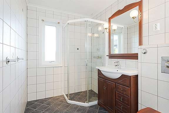 Dusjhjørne og varmekabler i gulv Galleribilde