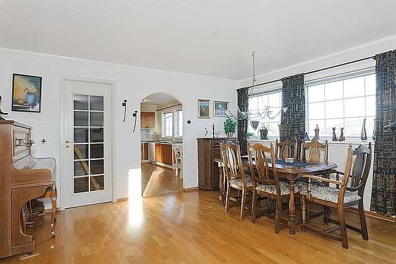 Store vinduer gir mye naturlig lys inn og skaper god atmosfære Galleribilde