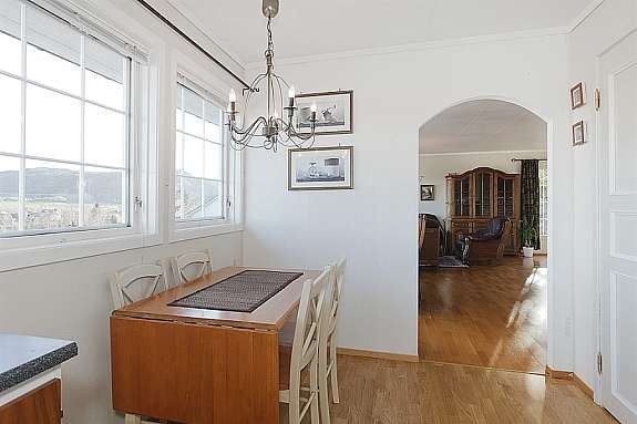 På kjøkkenet har man god plass til spisebord Galleribilde