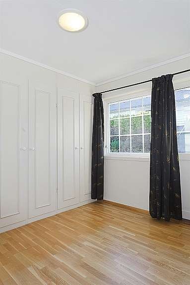 Soverom med innebygde garderobeskap Galleribilde