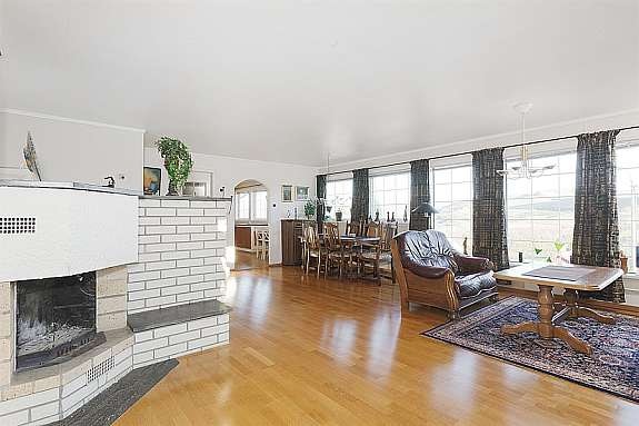 Romslig stue med plass til spisebord og sofakrok Galleribilde