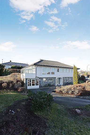 Boligen ligger på høyden og har en nydelig utsikt fra kjøkken- og stuevindu Galleribilde