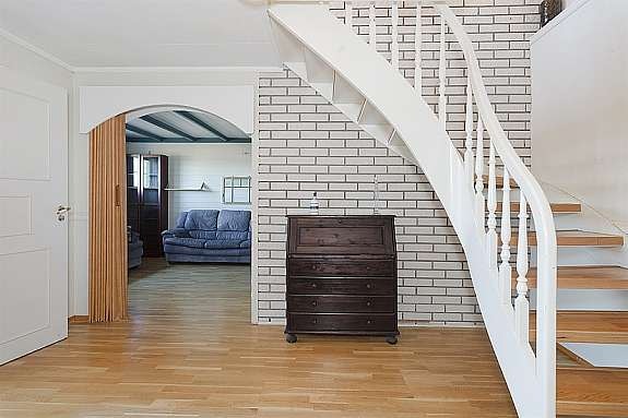 Lys og innbydende entre med trapp opp til 2. etasje Galleribilde