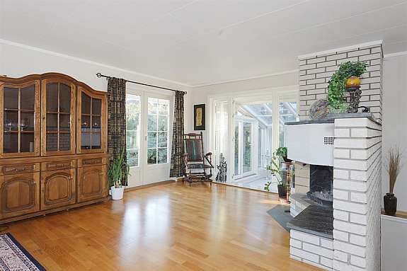 Fra stuen har man utgang til en solrik terrasse og hage Galleribilde