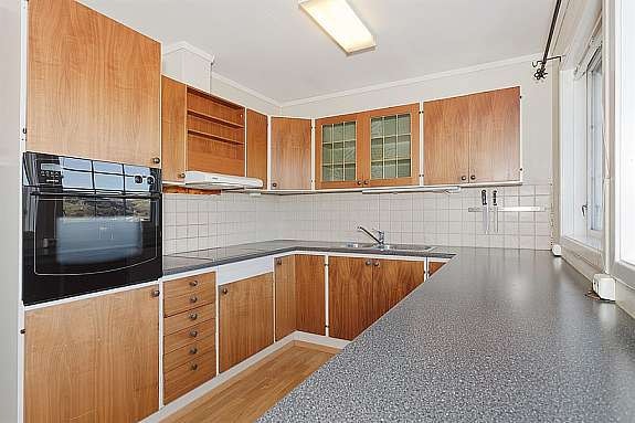 Kjøkken med god skap- og benkeplass og integrert steikeovn Galleribilde