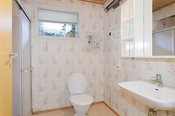 Badet i 1.etasje er av enkel standard og bør oppgraderes Galleribilde