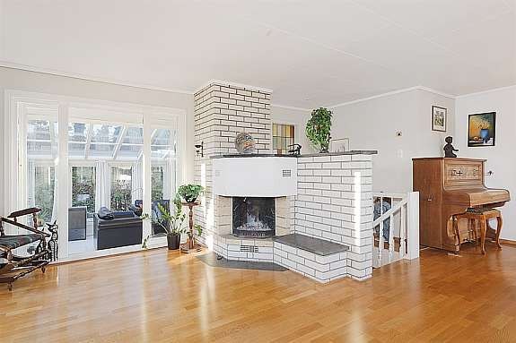 Boligen holder en gjennomgående god standard med lyse vegger og parkett på gulv Galleribilde