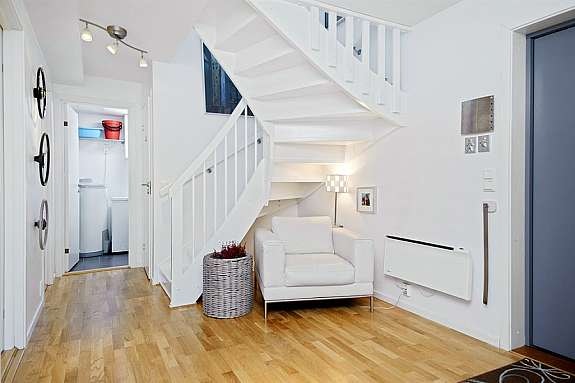 stor entrè med god skapplass Galleribilde