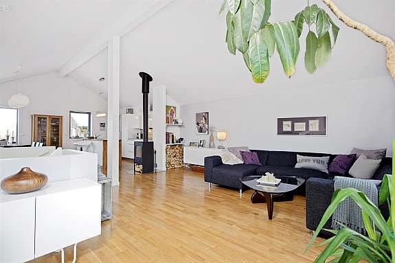 stor og lys stue med god takhøyde Galleribilde