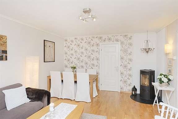 Koselig stue med ovn for vedfyring. Galleribilde